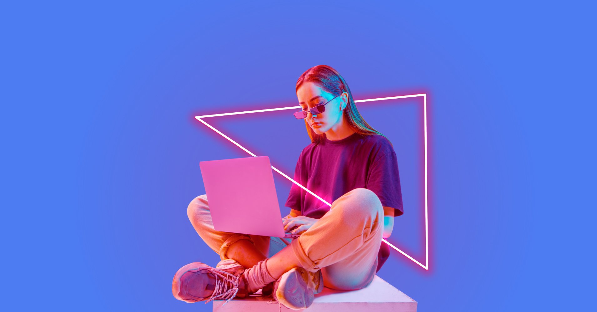 girl sitting on laptop pink blue-100